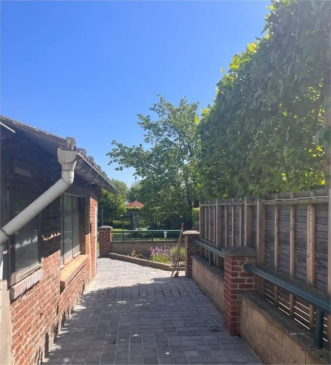 Maison 3 Façades avec Jardin et Bureau à Proximité du Village