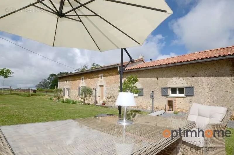 Terrasse - Ferme Rénovée avec Grand Jardin à Cherves-Châtelars