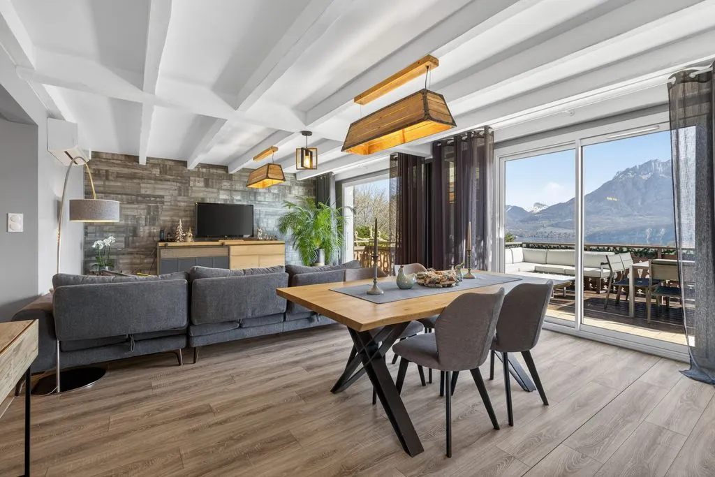 Söögituba - Renovated Chalet with Lake and Mountain Views in Annecy