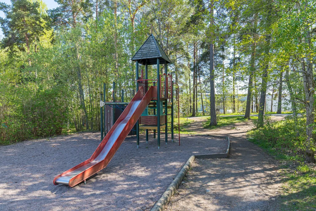 Jardin - Renovated Apartment with Balcony in Stenrösvägen