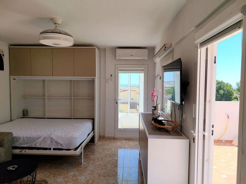 Magamistoad - Three-Bedroom House with Pool in Jacarilla