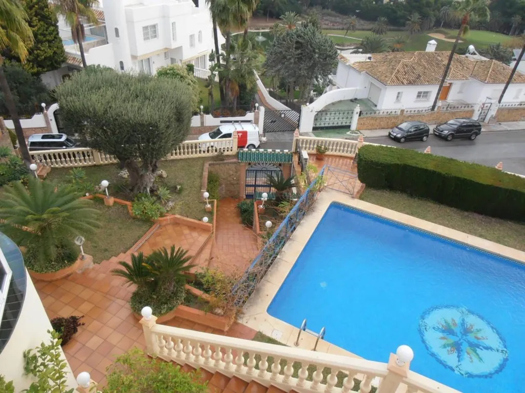 Piscina - Classical Villa with Pool in Torrequebrada