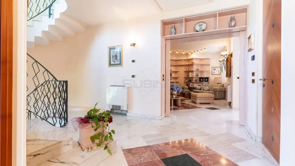 Esik - Villa with Garden in Siracusa