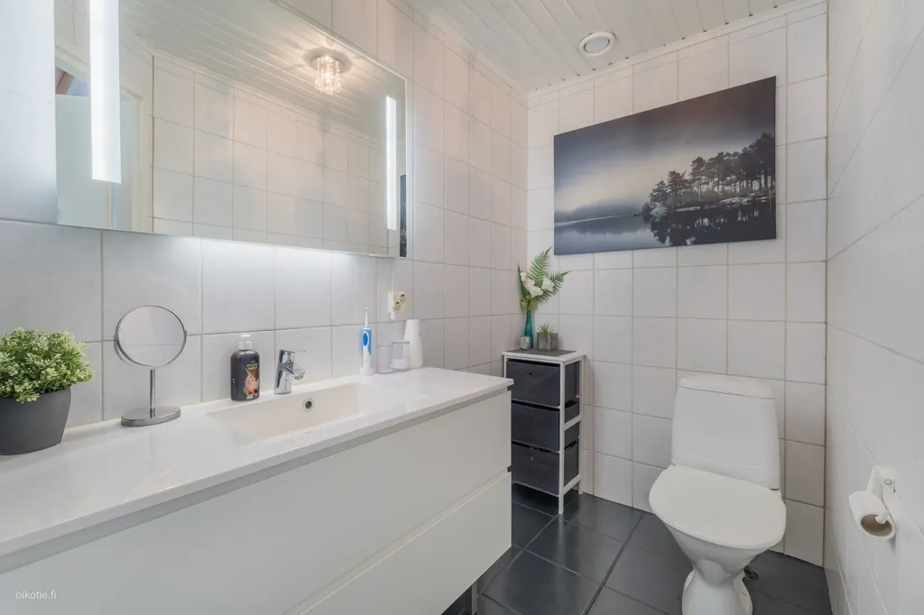 Bathrooms - Classical House with Garden in Lohja