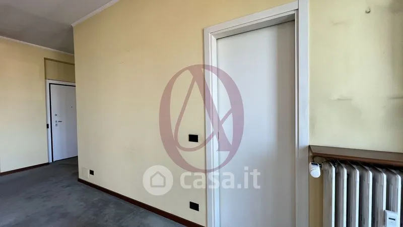 Entrée - Bright Trilocale with Box in Cassano Magnago
