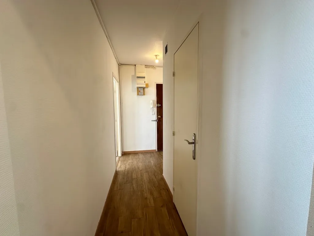Hallway - 3-Bedroom Apartment with Panoramic View in Le Mans