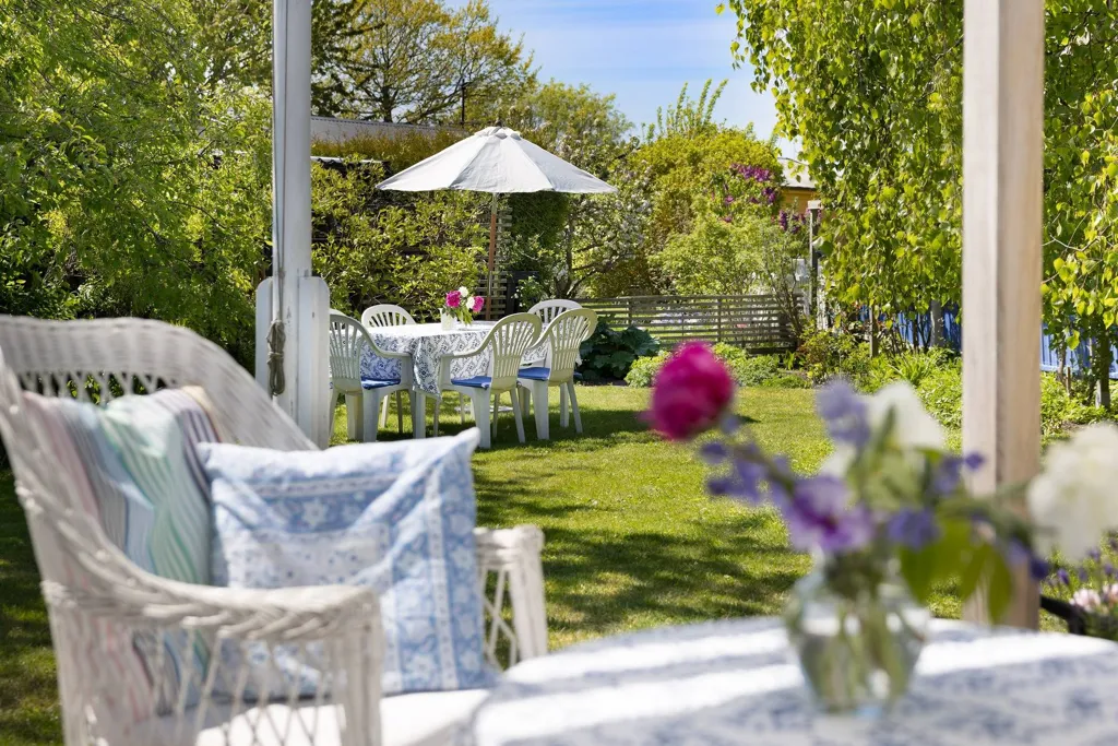 Terrass - Charming Cottage with Corner Plot in Elinelunds Sommarstad