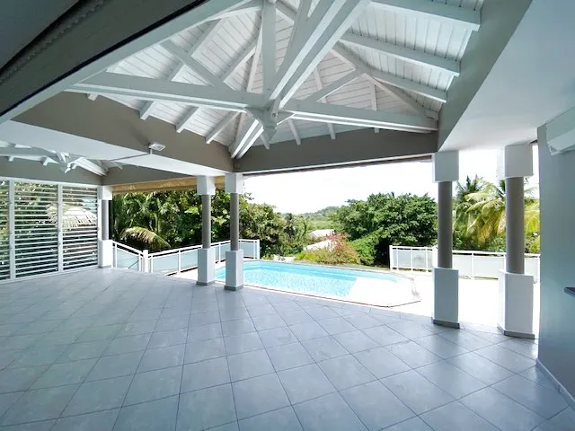 Terrasse - Villa avec Piscine à Petit Bourg