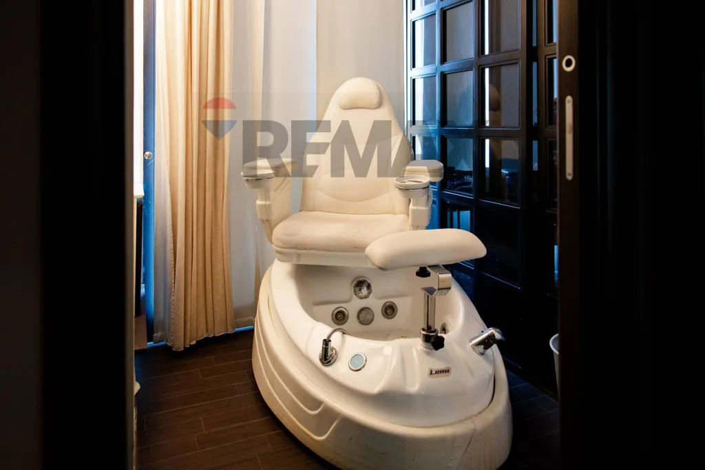 Salles de bain - Commercial Space with Parking in Concorezzo