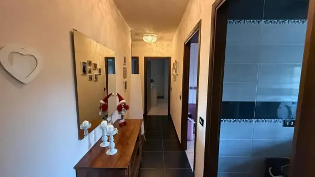 Ingresso - Rustic-Styled Apartment with Balcony in Suzzara