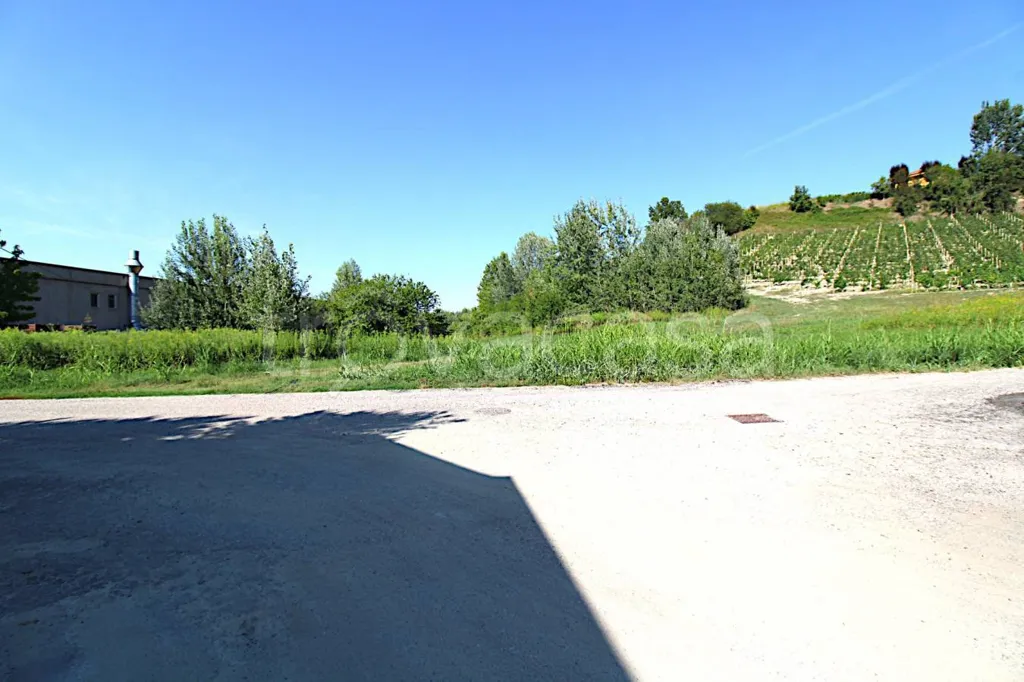Välivaade - Buildable Industrial Plot in Monteu Roero