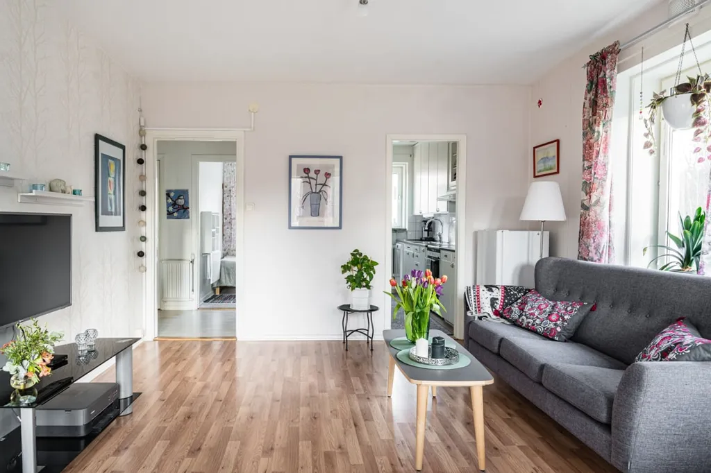 Elutuba - Efficient 1960s Flat with South-West Balcony in Solberga