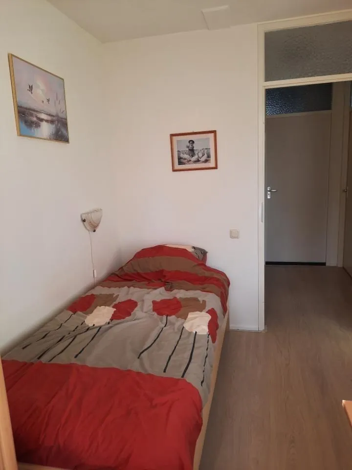 Chambres - Studio with Large Window in Urban Area