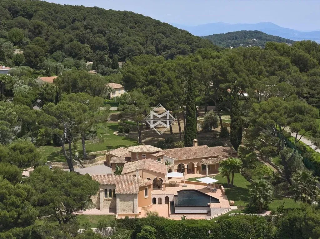 Vue aérienne - Villa Luxueuse avec Vue Mer à Cannes