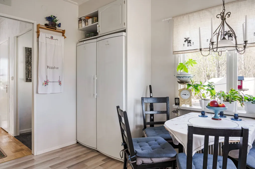Söögituba - Spacious Cottage with Garden in Ånge