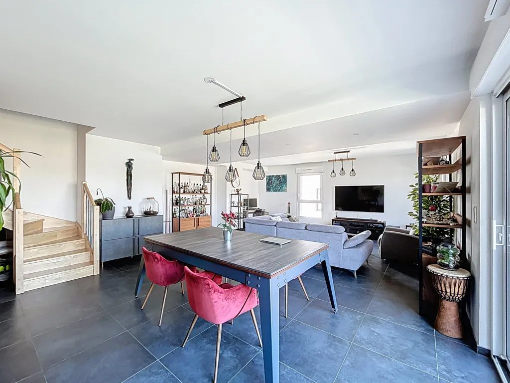 Dining Room - Duplex with Terrace in Modern Residence