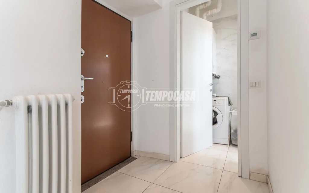 Esik - Rented Two-Bedroom Apartment with Balcony in Como