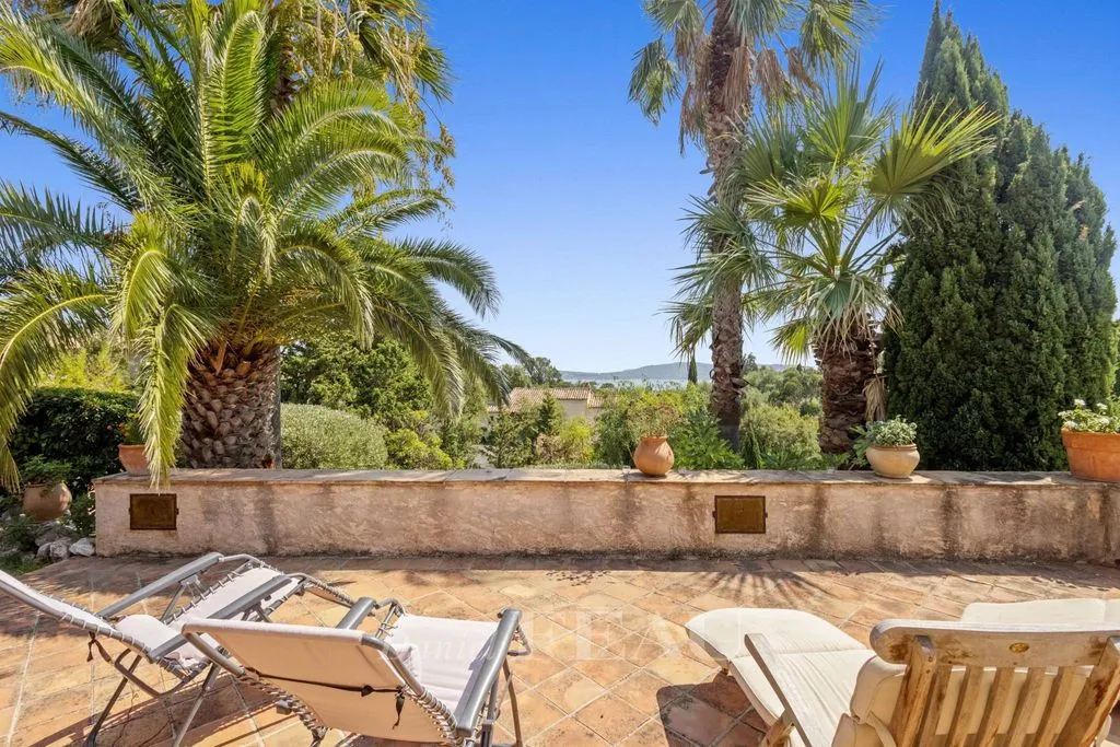 Terrasse - Villa Luxueuse avec Piscine à Grimaud