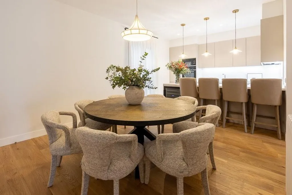 Söögituba - Luxury East-Facing Apartment in JERONIMOS, Madrid