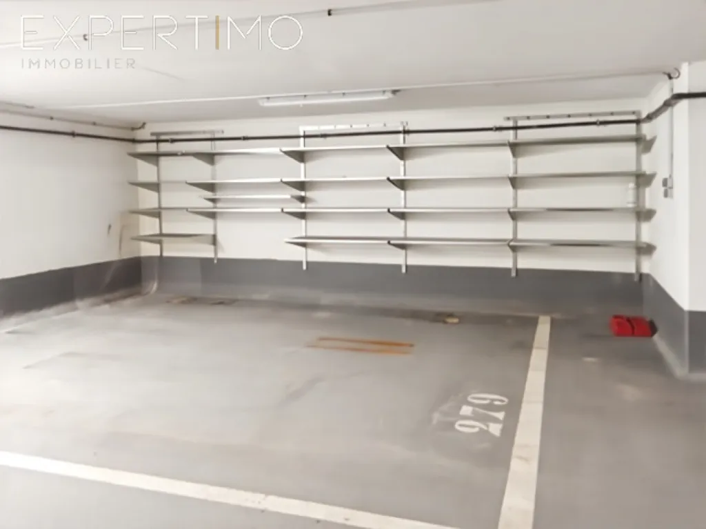 Garage - Grand Box avec Borne de Recharge à Issy-les-Moulineaux