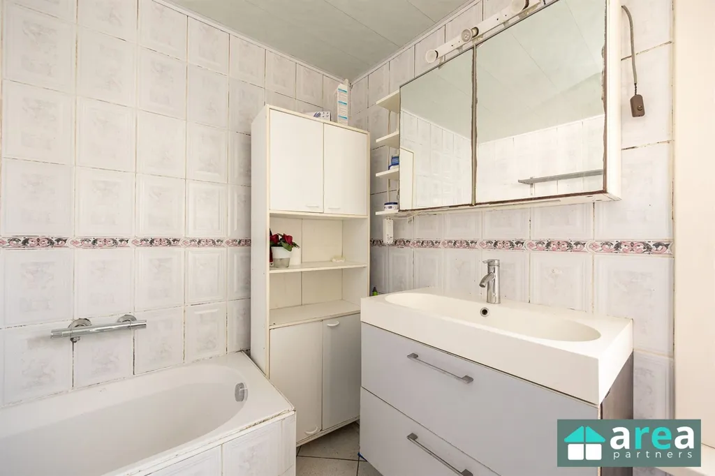 Vannitoad - Renovatable House with Central Location in Antwerp