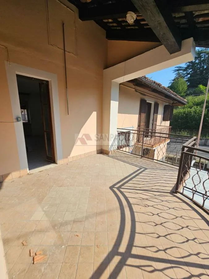 Terrasse - Spacious 3-Bedroom Apartment in Alba