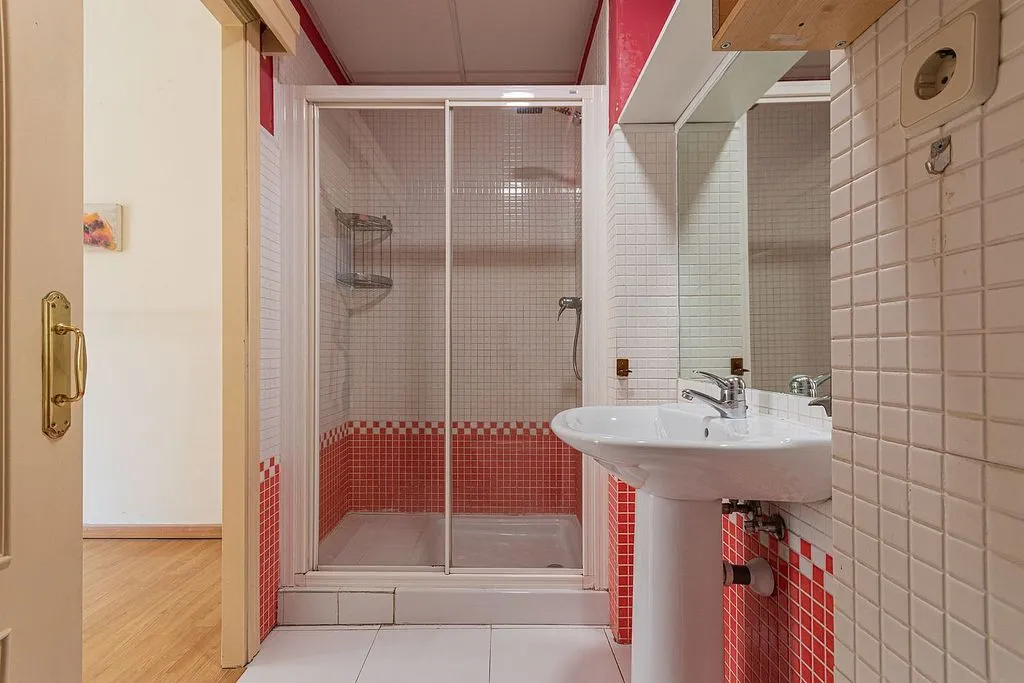 Salles de bain - 1-Bedroom Flat with Balcony in Sol, Madrid
