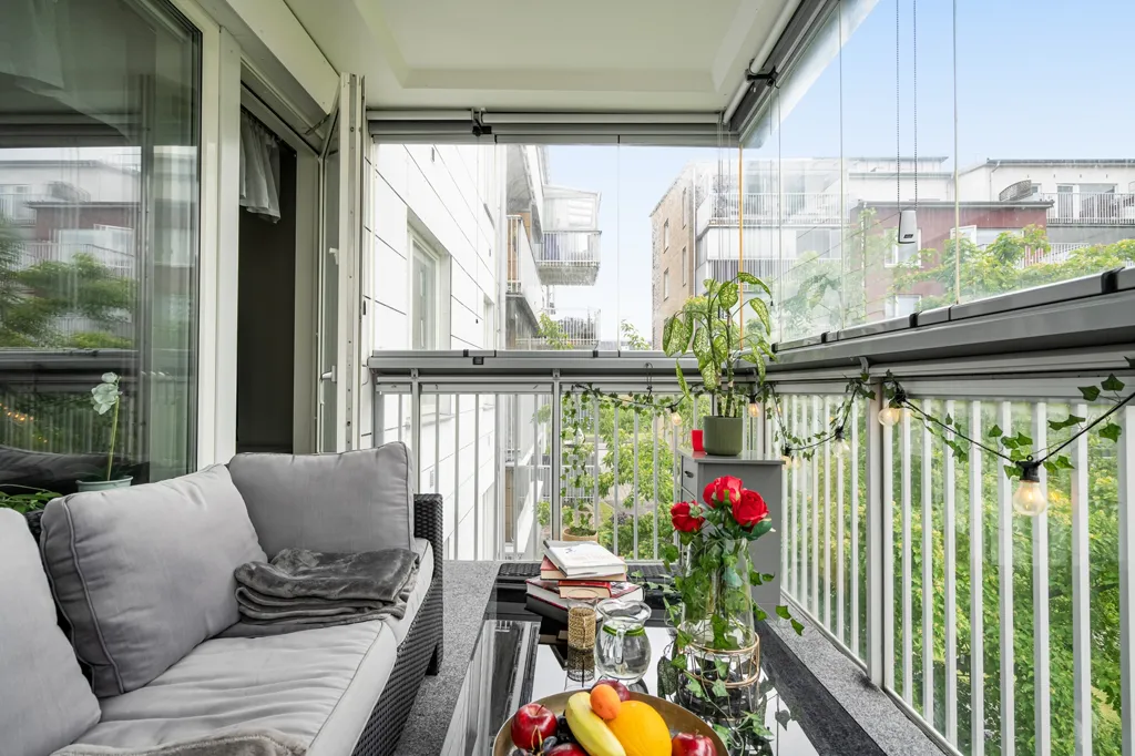 Balcone - Efficient Two-Bedroom Flat with South-Facing Balcony in Gothenburg