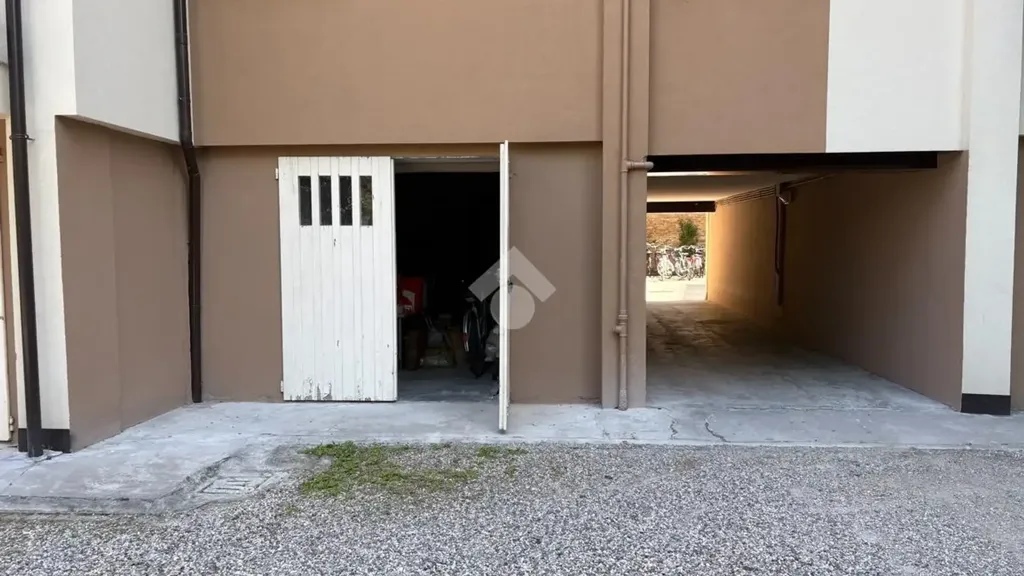 Aed - 4-Room Apartment with Balcony in Ferrara