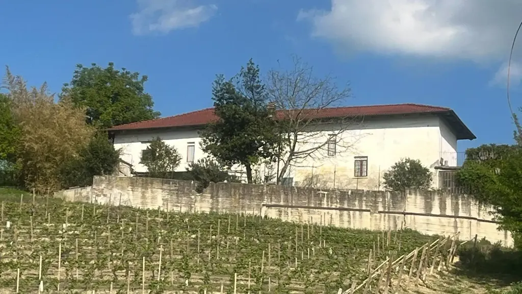 Välivaade - Rustic Farmhouse with Panoramic View in Castagnole delle Lanze