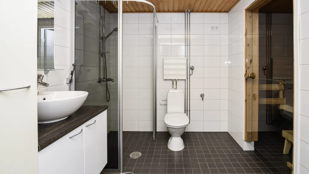 Salles de bain - Spacious Duplex with Sauna in Leppävaara, Espoo