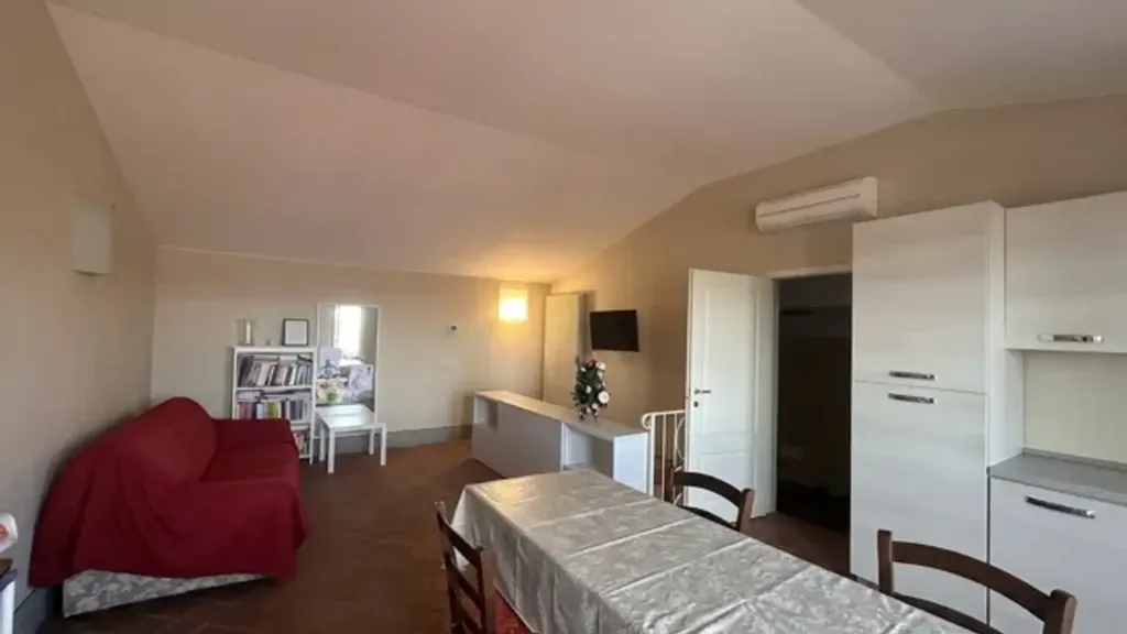 Elutuba - Armed Trilocale with Terrace in Cascina