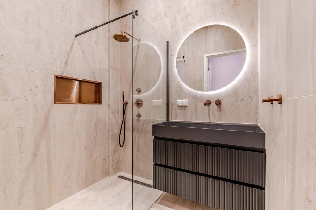 Bathrooms - Modernised Three-Bedroom Flat with Garden in 's-Gravenhage