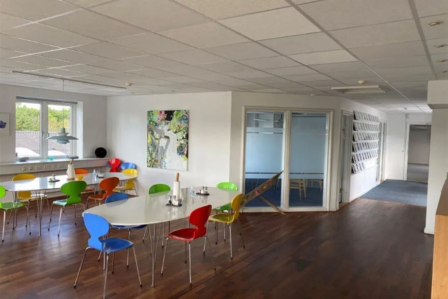 Söögituba - Office Space with Garden Views in Urban Area