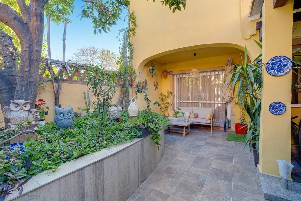 Jardin - Corner Semi-detached with Pool in Las Lagunas