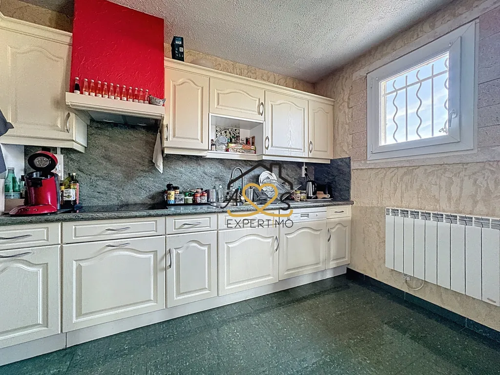 Cucina - Charming Flat-Plan House with 180° View in Billom