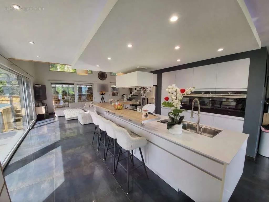 Cuisine - Villa Familiale avec Piscine à Longwy