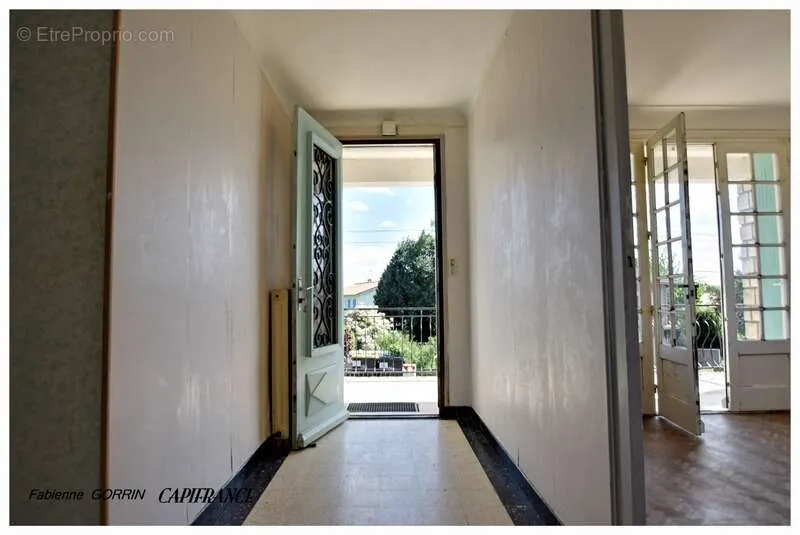 Hallway - Spacious House with Large Garage in Aigondigné