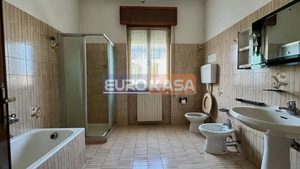 Salles de bain - Villa with Garden in Osio Sopra