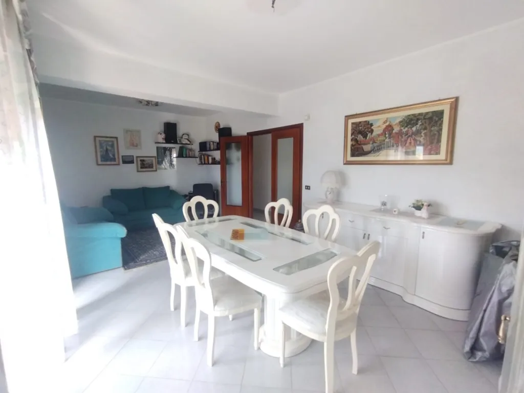 Söögituba - 3-Bedroom Apartment with Balcony in Messina