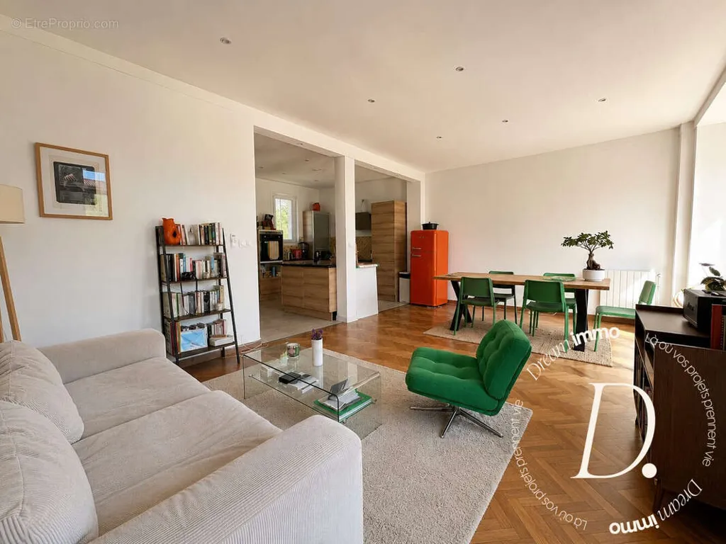 Soggiorno - Characterful T3 with Balcony in Marseille 6e
