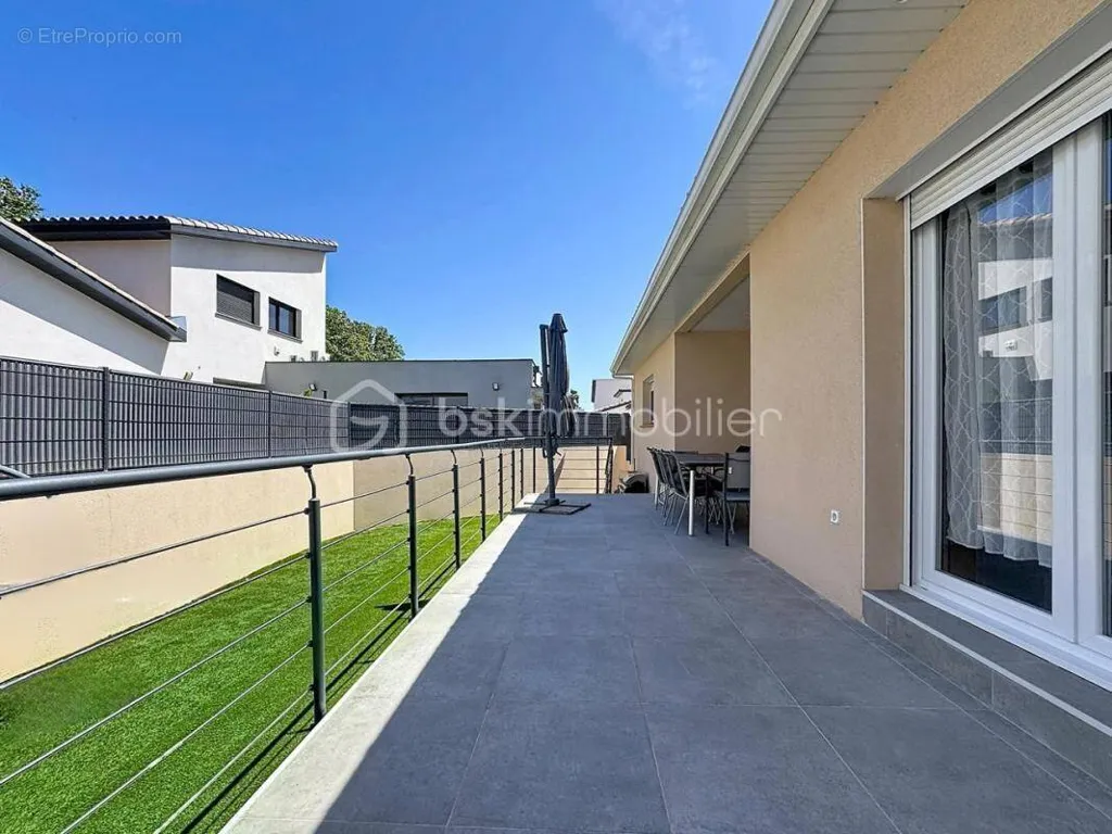 Terrass - Decade-Guaranteed Villa with Terrace in Bompas