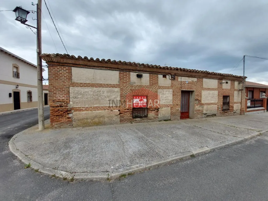 Esterno - Large Plot House for Renovation in Muñosancho