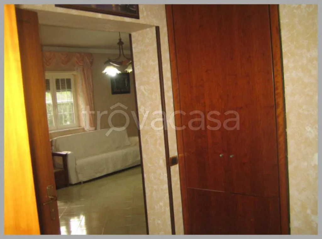 Esik - Auction Villa with Garden in Aprilia