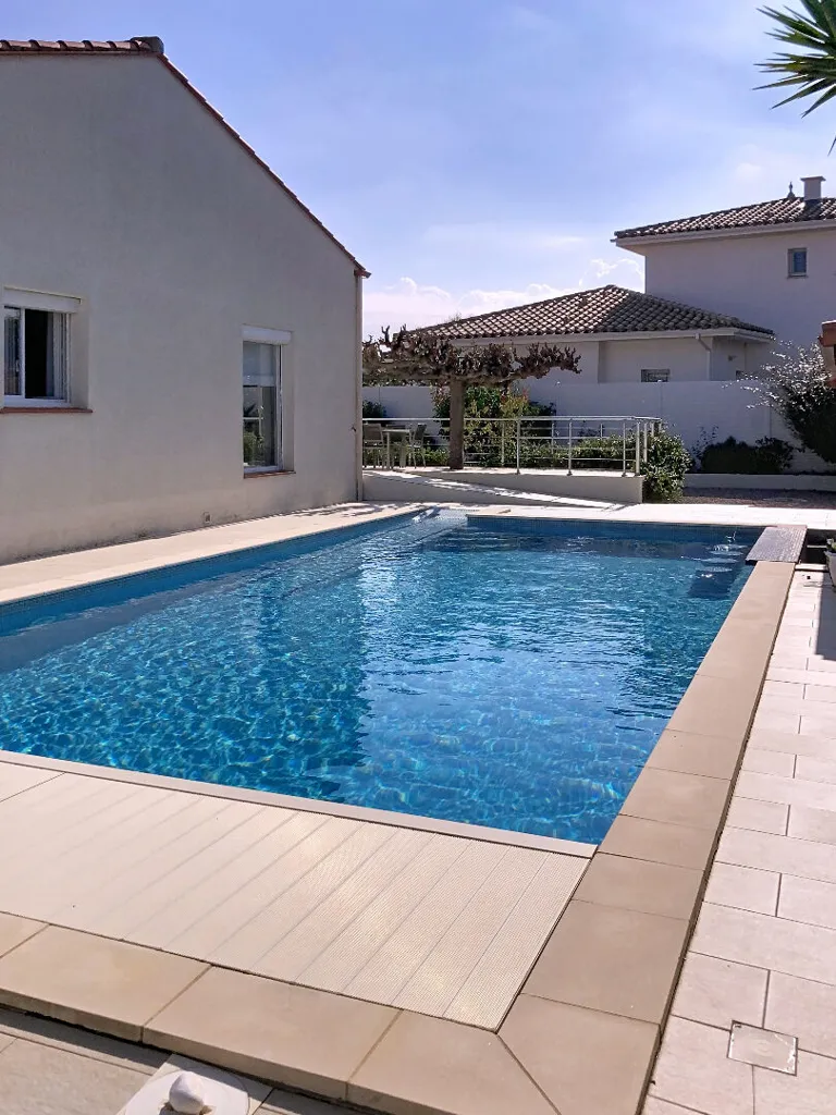 Piscine - Villa Traditionnelle avec Piscine à Thuir