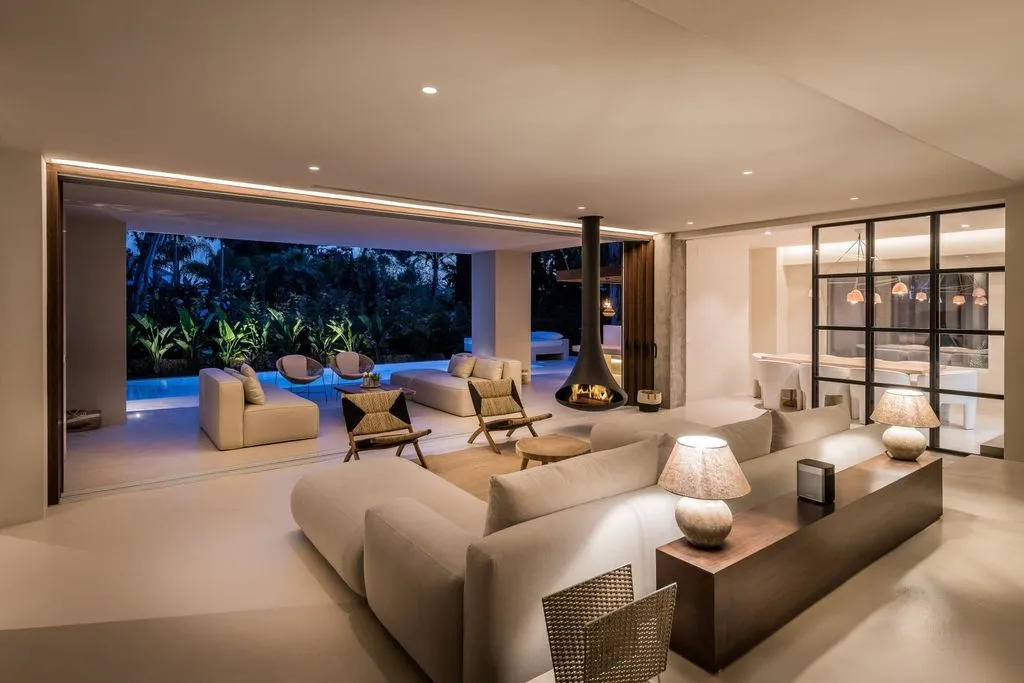 Living Room - Beachside Villa with Pool in Marbella