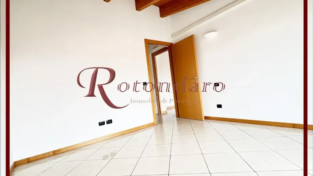 Esik - Mansarded Flat with Balcony in Milan