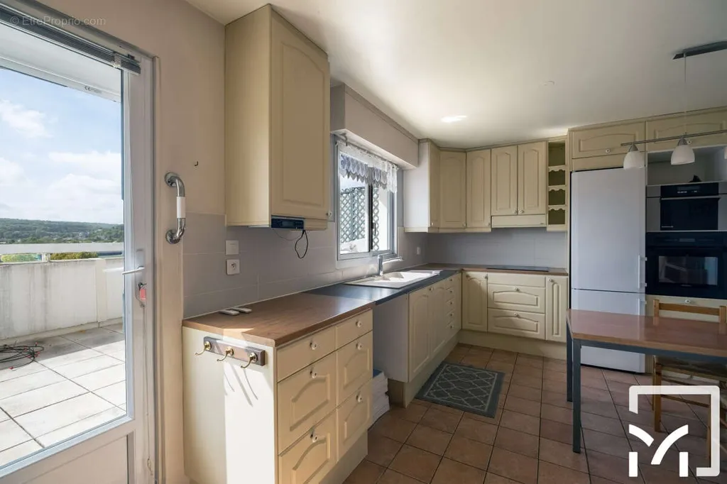 Kitchen - Family Apartment with Balcony in Le Pecq