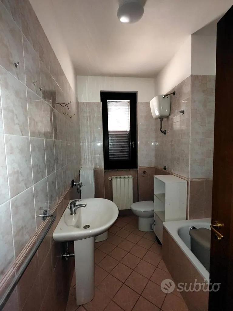 Salles de bain - Modern 3-Bed Flat with 50m² Balcony in Central Location