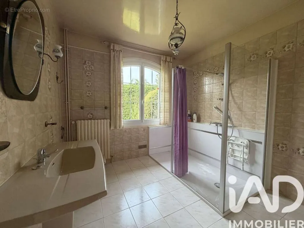 Salles de bain - Maison de Caractère avec Jardin à Arçonnay